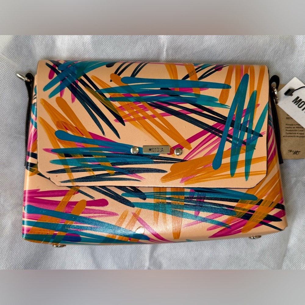 Hand painted crossbody
Recycled leather - Picture 3 of 9
